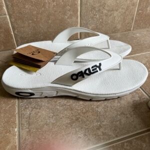Oakley men's white sandals/Flip Flops. 13. NWT.